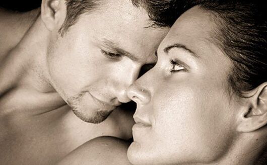 mulher e homem aumentaram a potência com vitaminas