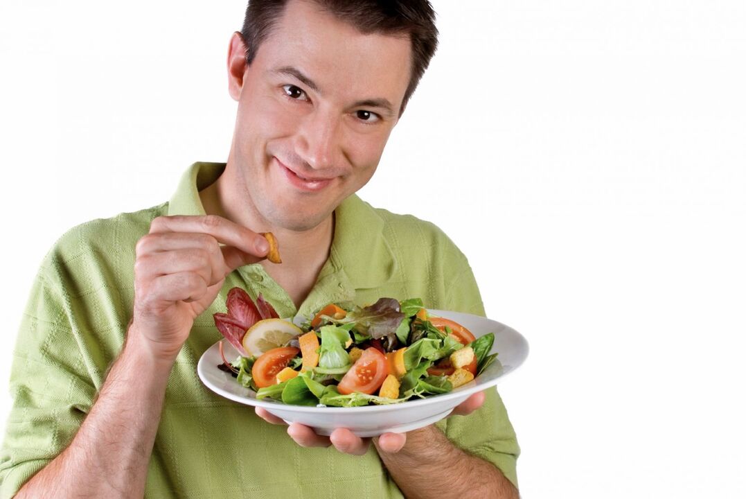 um homem come alimentos para aumentar a potência